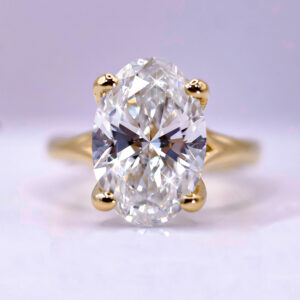 Anillo de compromiso personalizado en oro con diamante ovalado