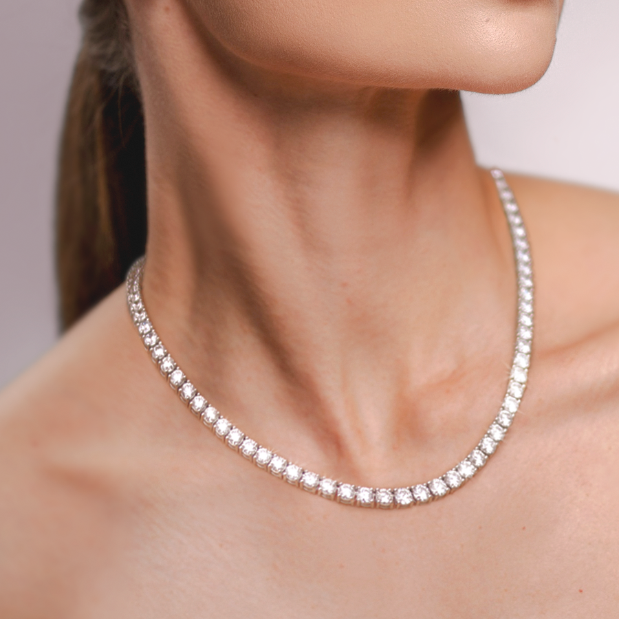 Modelo usando collar tipo tenis con diamantes continuo estilo joyería fina