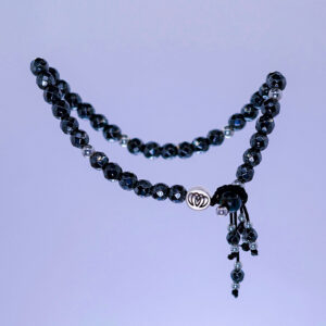 Brazalete Andrómeda de turmalina negra artesanal con hematita y plata 925 para protección, fuerza y claridad energética