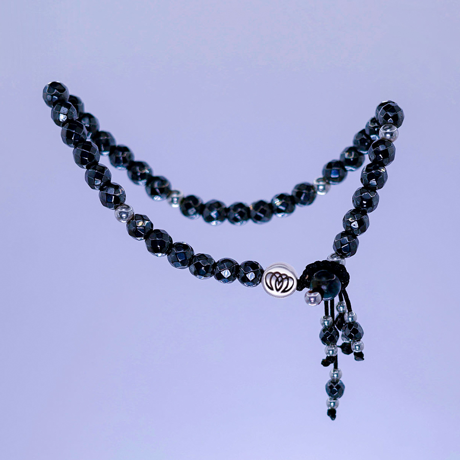 Brazalete Andrómeda de turmalina negra artesanal con hematita y plata 925 para protección, fuerza y claridad energética