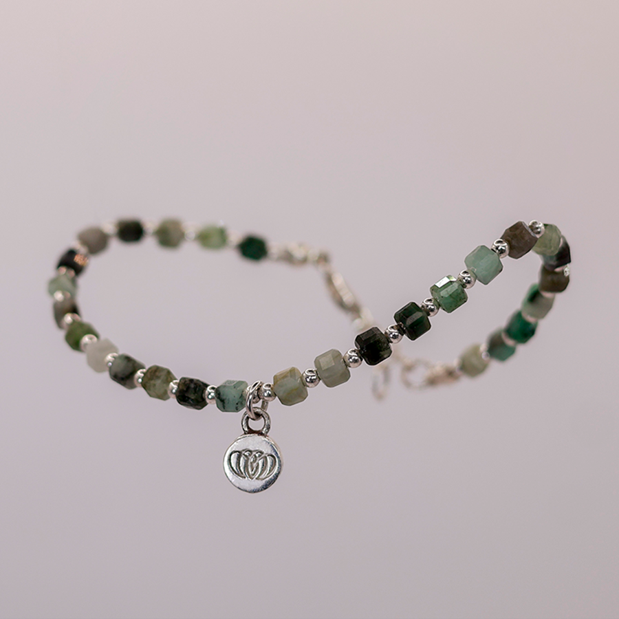 Brazalete Nardo de esmeralda artesanal con plata 925 y chapa de oro 14k para amor, serenidad y equilibrio emocional