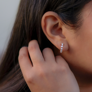 Aretes huggies con diamantes en oro y plata