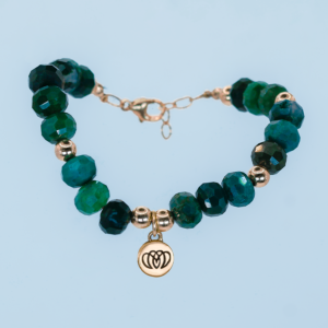 Brazalete Brisa Coral de ágata musgosa verde con detalles metálicos y dije MONOCH