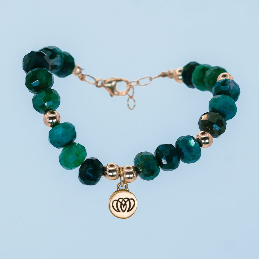 Brazalete Brisa Coral de ágata musgosa verde con detalles metálicos y dije MONOCH