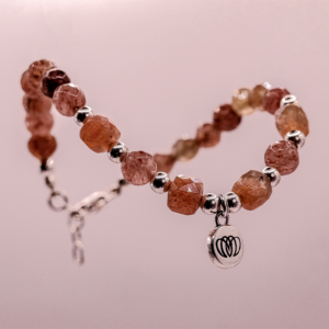 Brazalete Flor Silvestre de cuarzo cherry, piedra sol y plata 925 de MONOCH