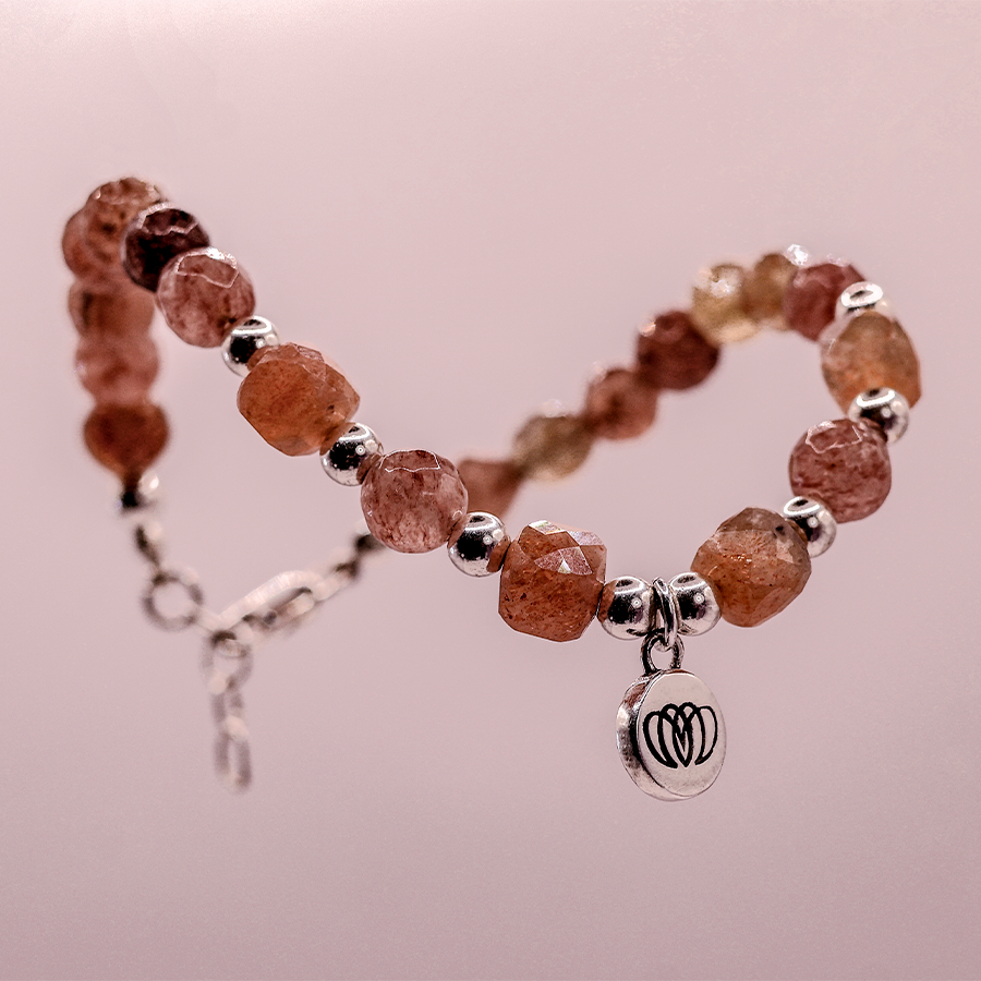 Brazalete Flor Silvestre de cuarzo cherry, piedra sol y plata 925 de MONOCH