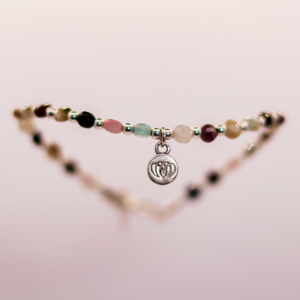 Brazalete Magnolia de turmalina natural con plata 925 y chapa oro 14k de MONOCH, joya holística de equilibrio y protección