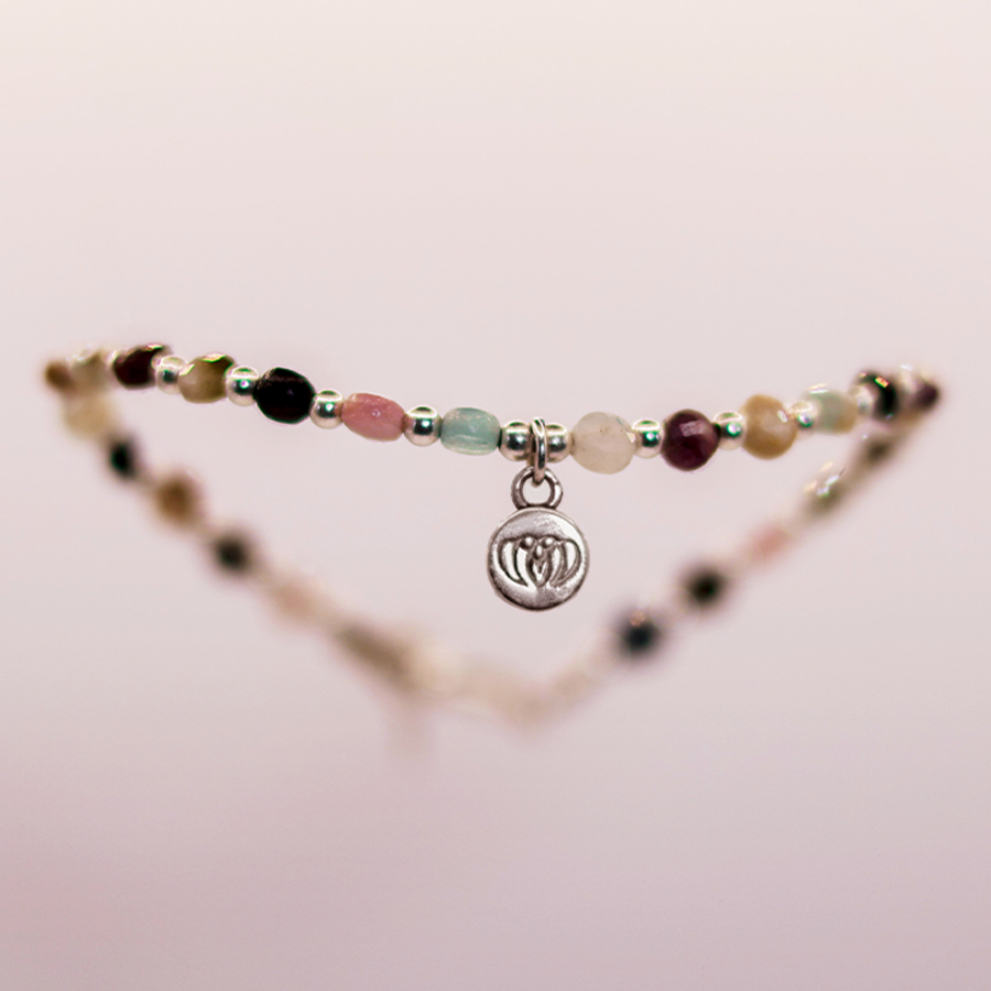 Brazalete Magnolia de turmalina natural con plata 925 y chapa oro 14k de MONOCH, joya holística de equilibrio y protección