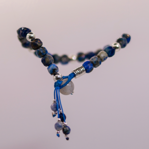 Brazalete Petunia de lapislázuli y labradorita con plata 925 de MONOCH, joya holística de claridad e intuición