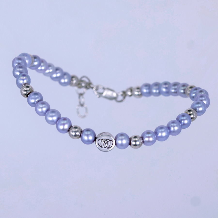 Brazalete único de perlas lilas con detalles metálicos y dije MONOCH