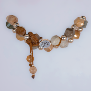 Brazalete único de jaspe océano con detalles en plata 925 y cordón ajustable