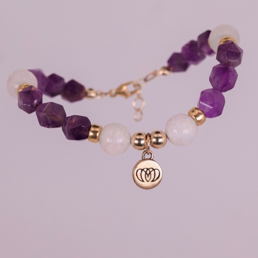 Brazalete edición limitada de amatista y piedra luna con detalles dorados