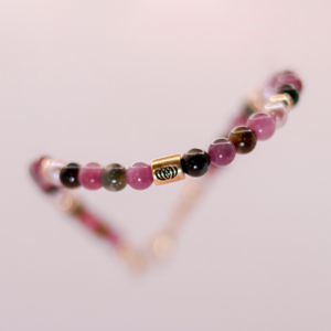 Brazalete modelo único con turmalina natural y perla rosa con detalles en oro