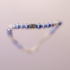 Brazalete modelo único de perlas moradas con detalles en plata 925