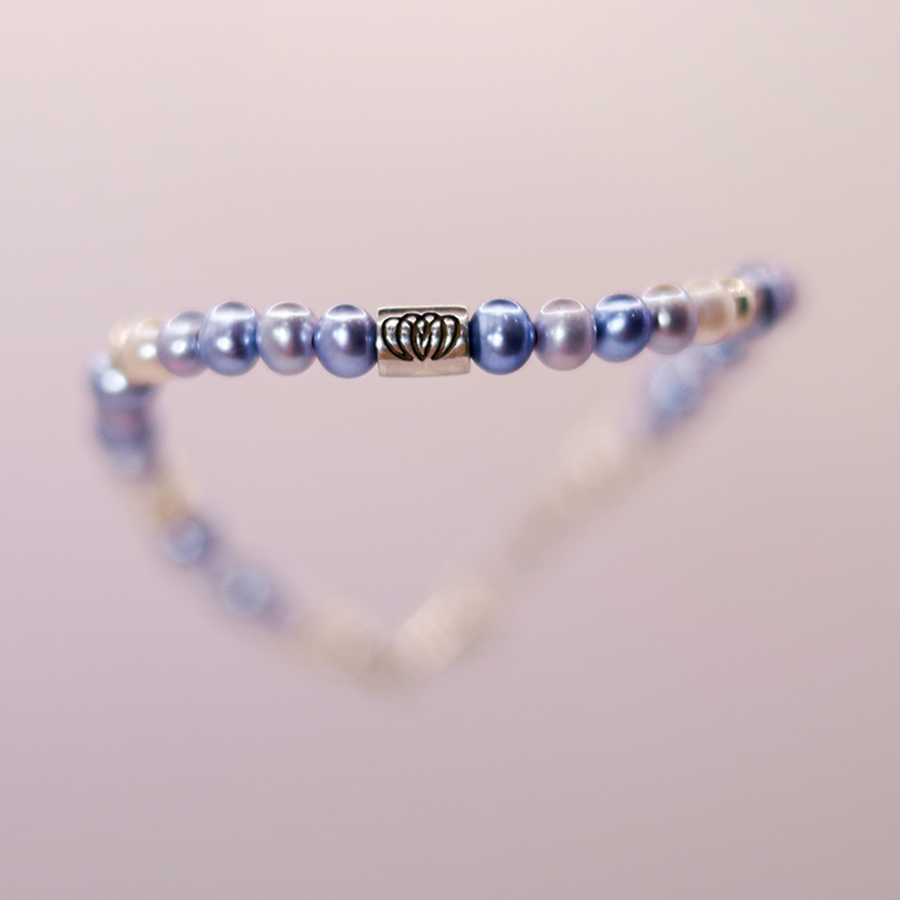 Brazalete modelo único de perlas moradas con detalles en plata 925