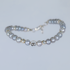 Brazalete único de perla gris claro con dije MONOCH