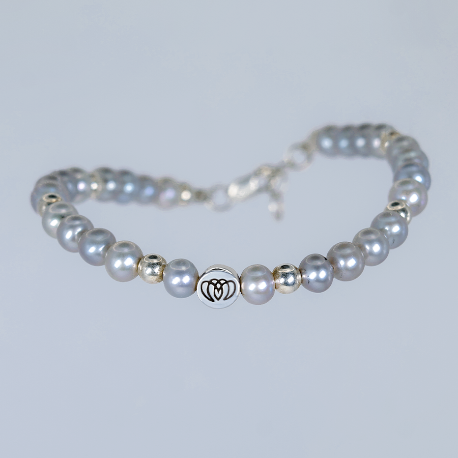 Brazalete único de perla gris claro con dije MONOCH