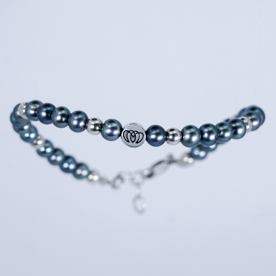 Brazalete único de perla gris oscuro con dije MONOCH