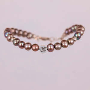 Brazalete único de perlas tornasol con detalles en plata 925