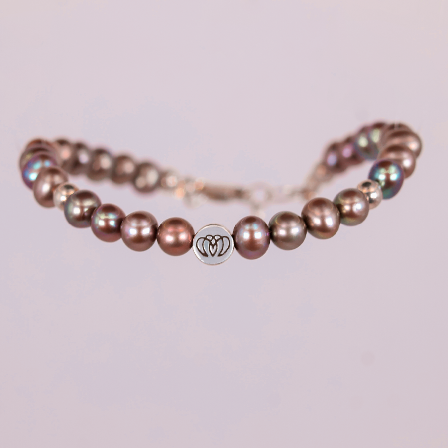 Brazalete único de perlas tornasol con detalles en plata 925