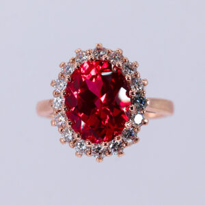 Anillo de rubí con diamantes en oro rosa estilo Lady Di elegante