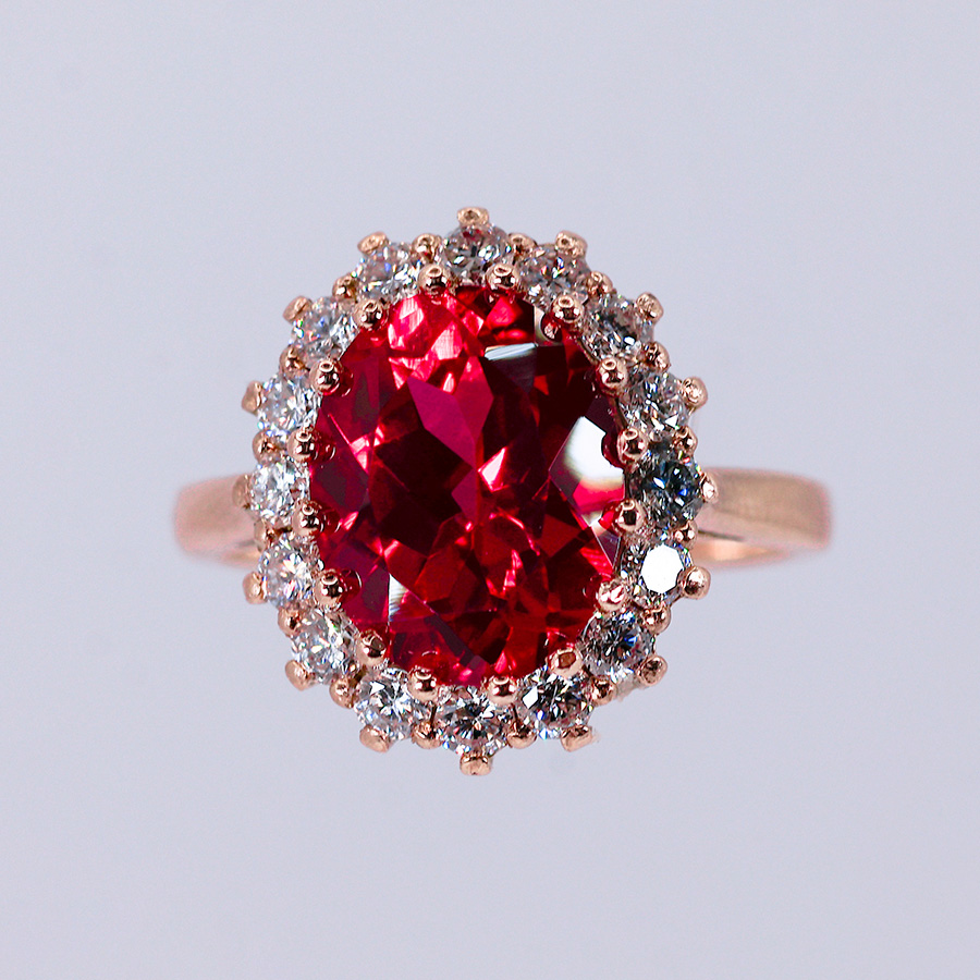 Anillo de rubí con diamantes en oro rosa estilo Lady Di elegante