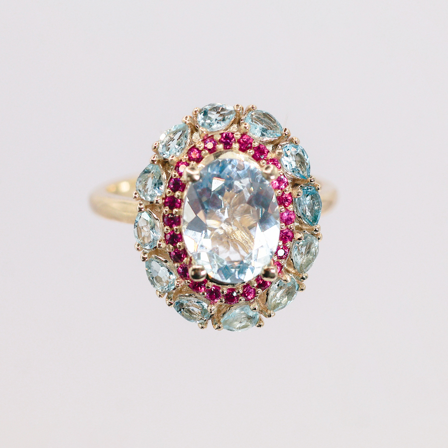Anillo de aguamarina y rubíes en oro amarillo 14k elegante