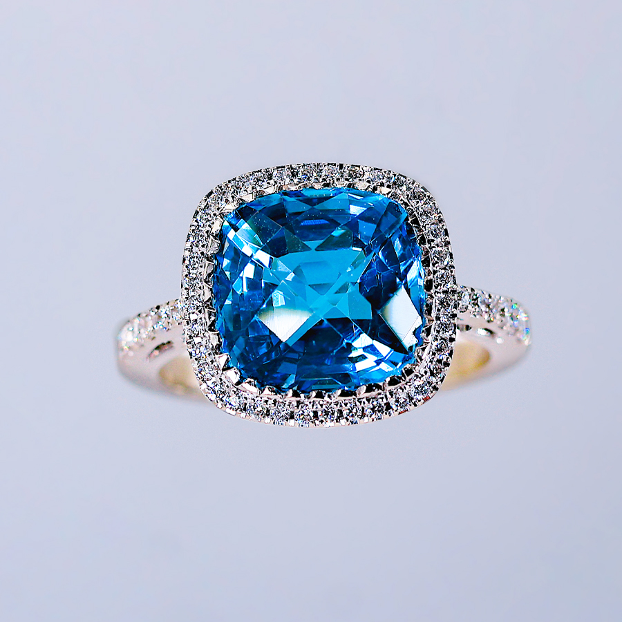 Anillo de turmalina azul con diamantes en oro elegante