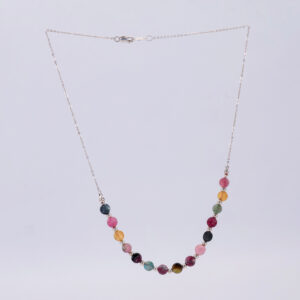 Collar de turmalina de colores con detalles en plata elegante