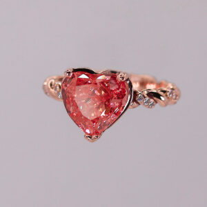 Anillo corazón de diamantes en oro rosado con diseño trenzado