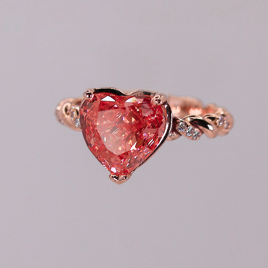 Anillo corazón de diamantes en oro rosado con diseño trenzado