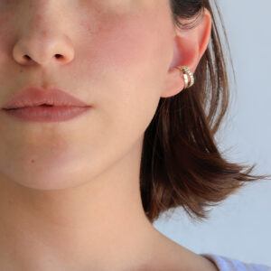 Ear cuff de oro amarillo con diamantes elegante en oreja