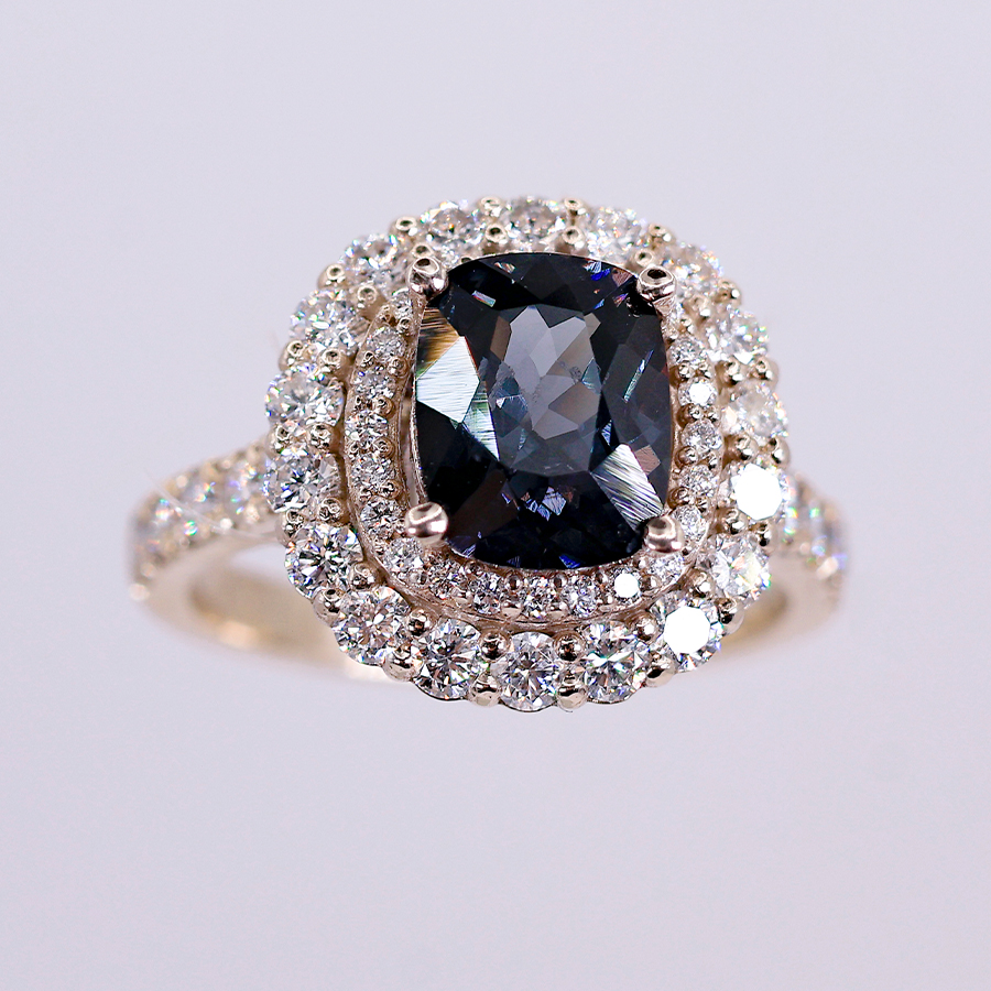Anillo de espinela negra con diamantes en oro blanco elegante