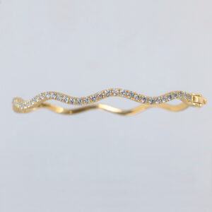Brazalete wavy de diamantes en oro amarillo 14k diseño ondulado elegante