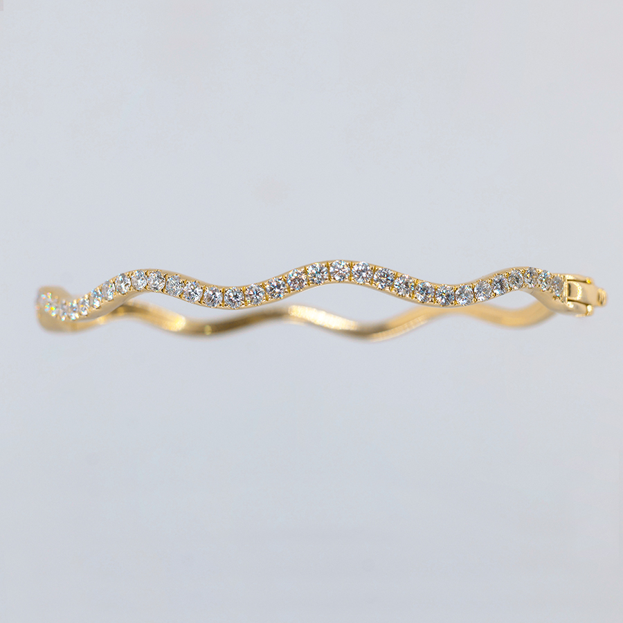 Brazalete wavy de diamantes en oro amarillo 14k diseño ondulado elegante