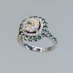 Anillo eden de diamantes con doble halo en oro blanco 14k con tonos verdes