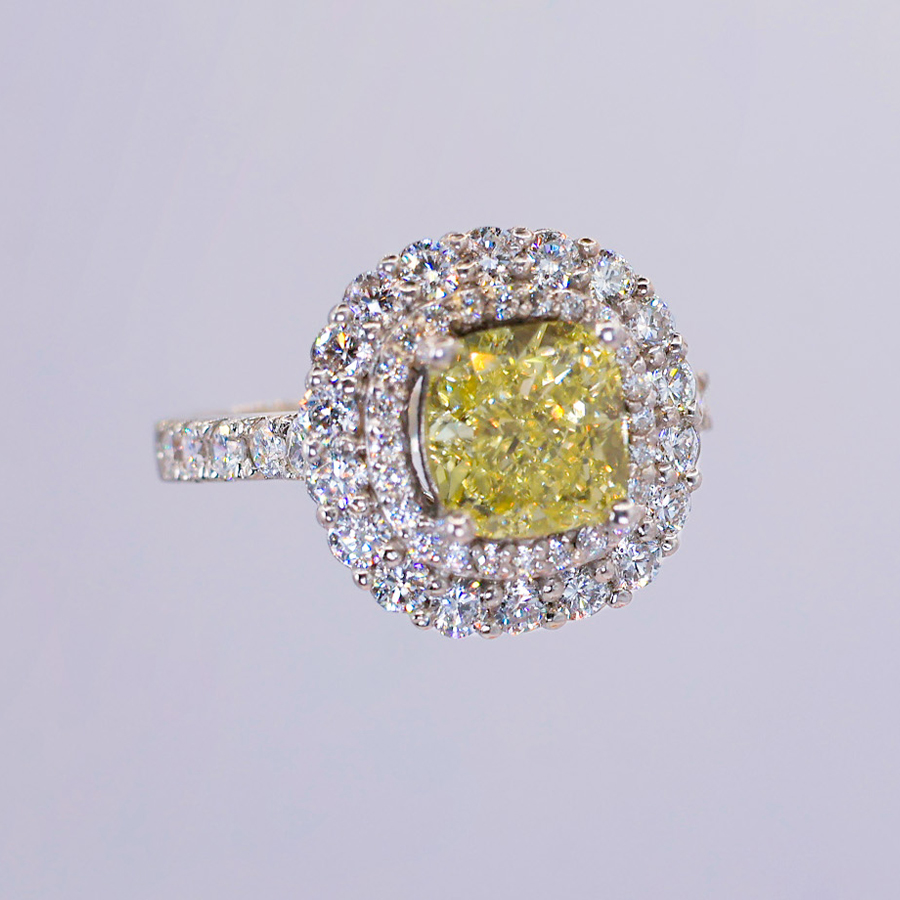 Anillo solee de diamantes amarillo con doble halo en oro 14k elegante