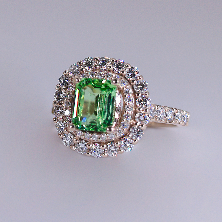 Anillo liria de diamantes con doble halo en oro 14k tono verde elegante