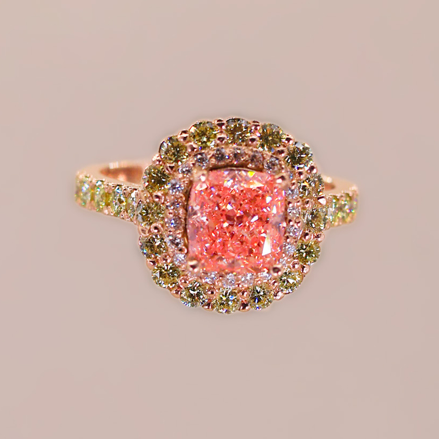 Anillo flora de diamantes rosa con doble halo y detalles verdes en oro 14k