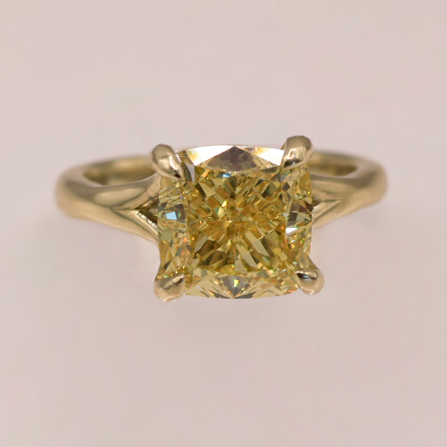 Anillo solitario cuadrado de diamante amarillo en oro amarillo 14k