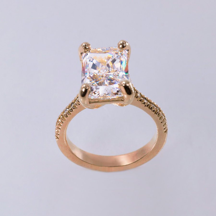 Anillo solitario rectangular de diamante blanco en oro amarillo 14k