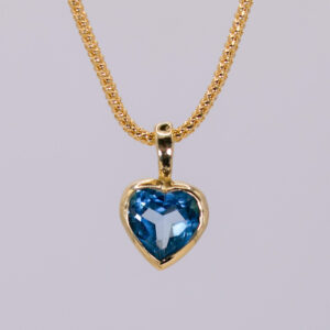 dije corazón de topacio azul en oro 14k