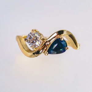 anillo boreal de zafiro y diamante en oro amarillo 14k