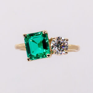 anillo tú y yo de esmeralda y diamante en oro 14k
