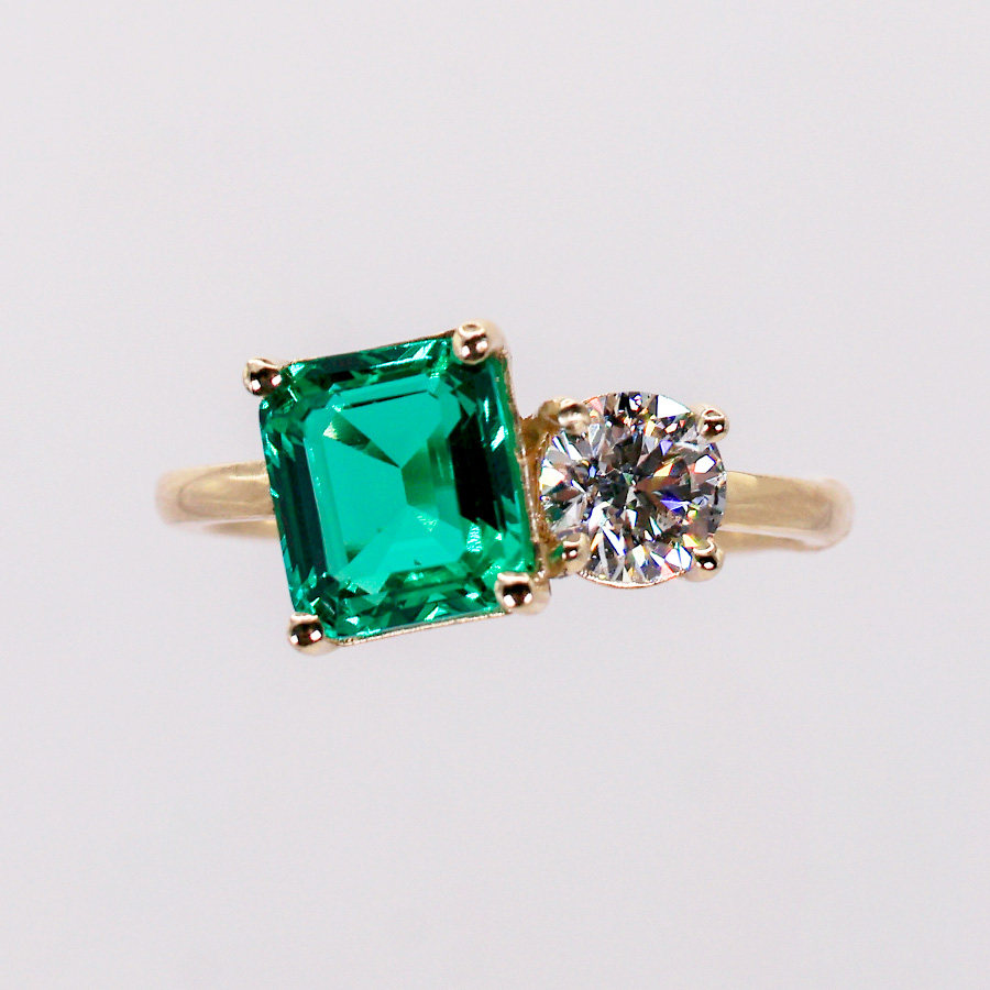 anillo tú y yo de esmeralda y diamante en oro 14k